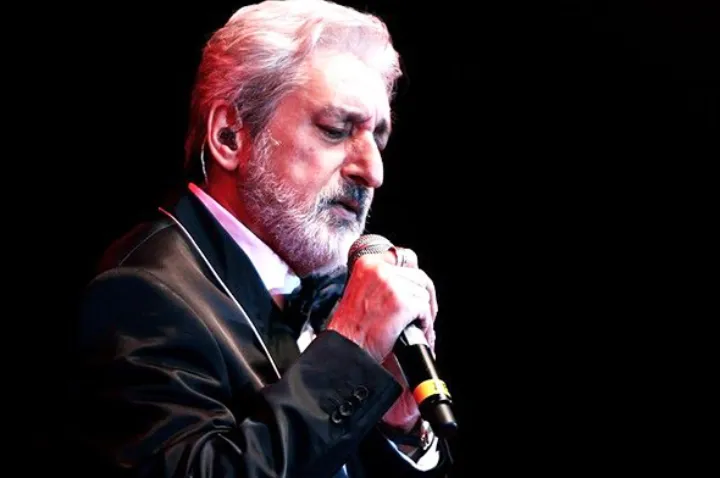 خوانندگی ابی در مونترال کانادا در حمایت از برداشتن حجاب اجباری و جنبش زن، زندگی، آزادی